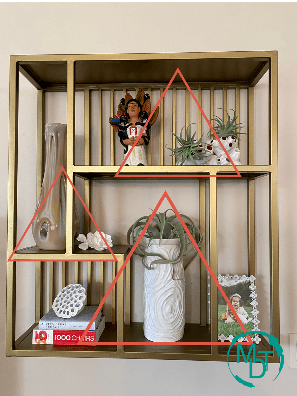 Decoración del estante con objetos que muestran un gobierno triangular 